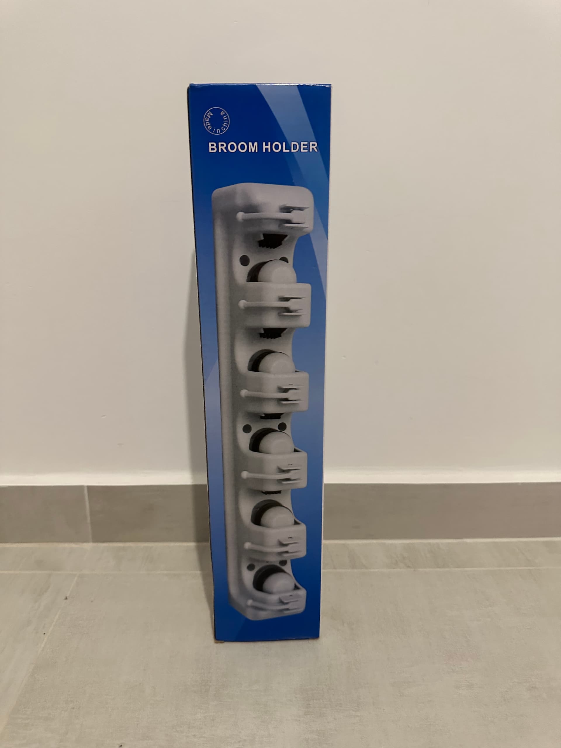 Soporte Organizador de Escobas y Trapeadores – 5 Posiciones + Ganchos | Nuevo en Caja